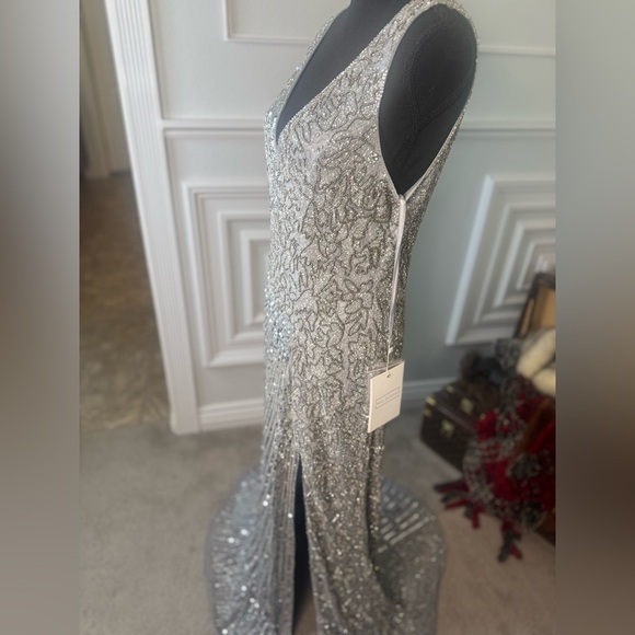 Silver Beaded Floral Sleeveless Gown - Picture 13 of 17